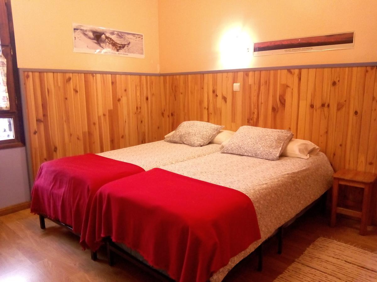 Albergue El Ultimo Bucardo Linás de Broto Esterno foto