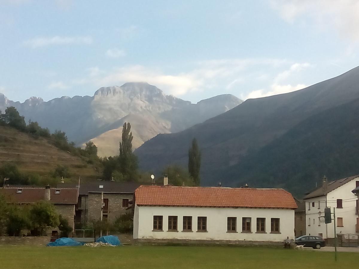 Albergue El Ultimo Bucardo Linás de Broto Esterno foto